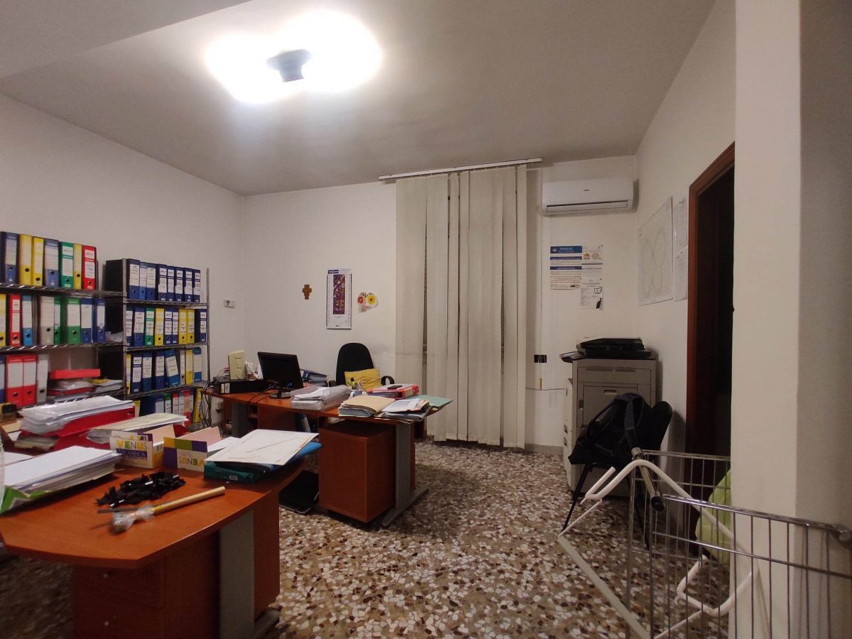 Ufficio di  3 vani /75 mq  a Bari - Poggiofranco (zona Bar Lucarelli)