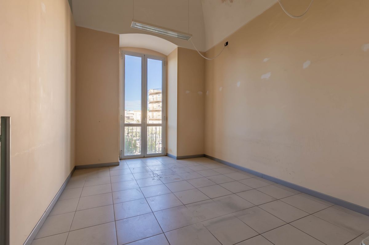 Palazzo / Stabile di  6 vani /430 mq  a Bari - Carbonara