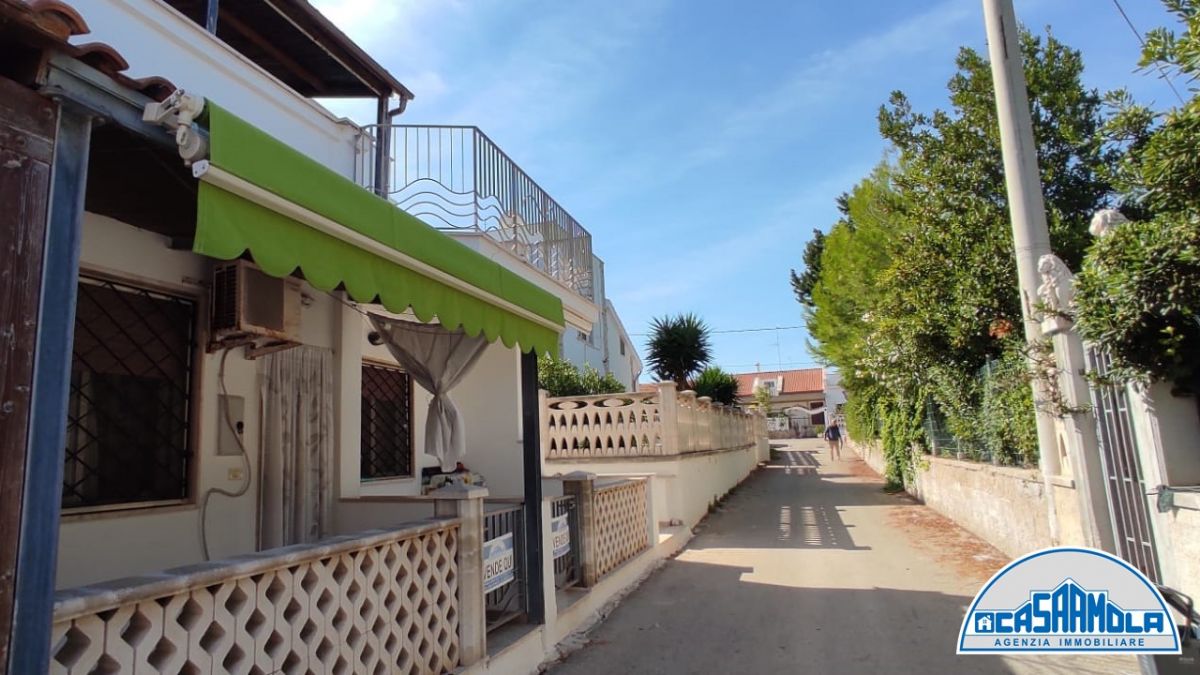 Villa (zona residenziale) di  4 vani /180 mq  a Mola di Bari (zona Litoranea Mola-Cozze)