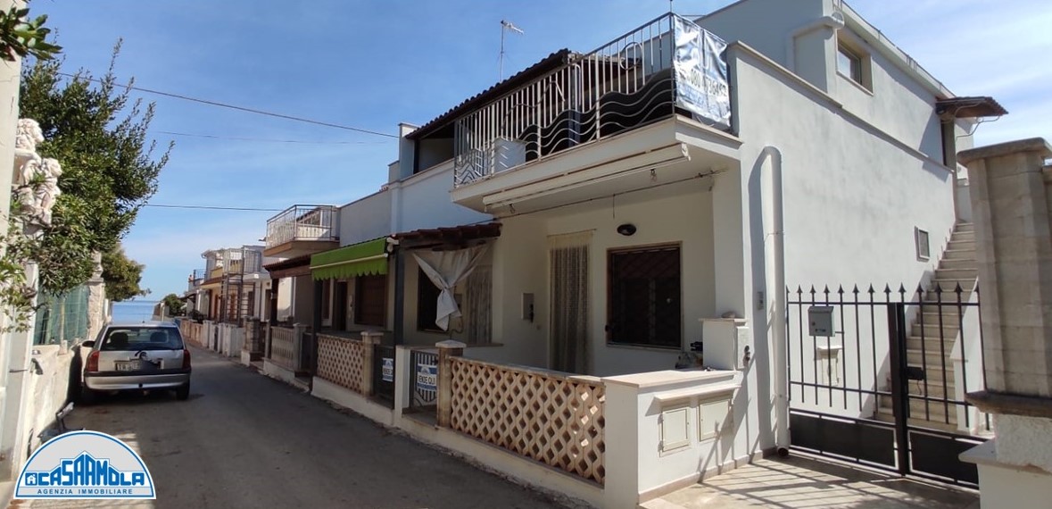 Villa (zona residenziale) di  4 vani /180 mq  a Mola di Bari (zona Litoranea Mola-Cozze)