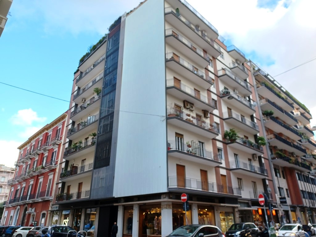 Appartamento di  5 vani /185 mq  a Bari - Murat (zona centralissima)