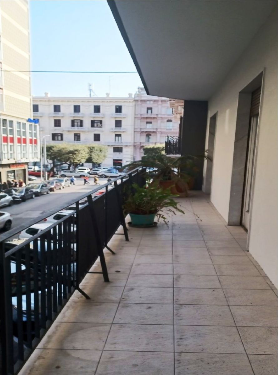 Appartamento di  5 vani /185 mq  a Bari - Murat (zona centralissima)