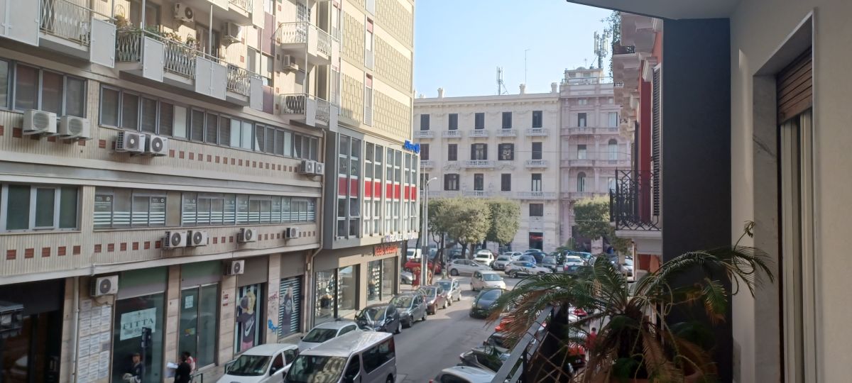 Appartamento di  5 vani /185 mq  a Bari - Murat (zona centralissima)