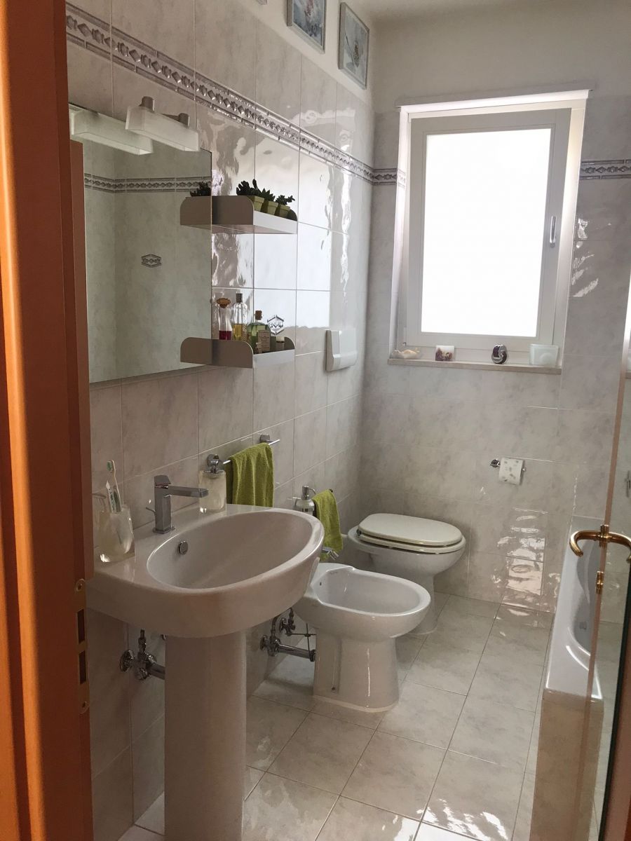 Appartamento di  3 vani /95 mq  a Capurso (zona Vicinanze Via Epifania)