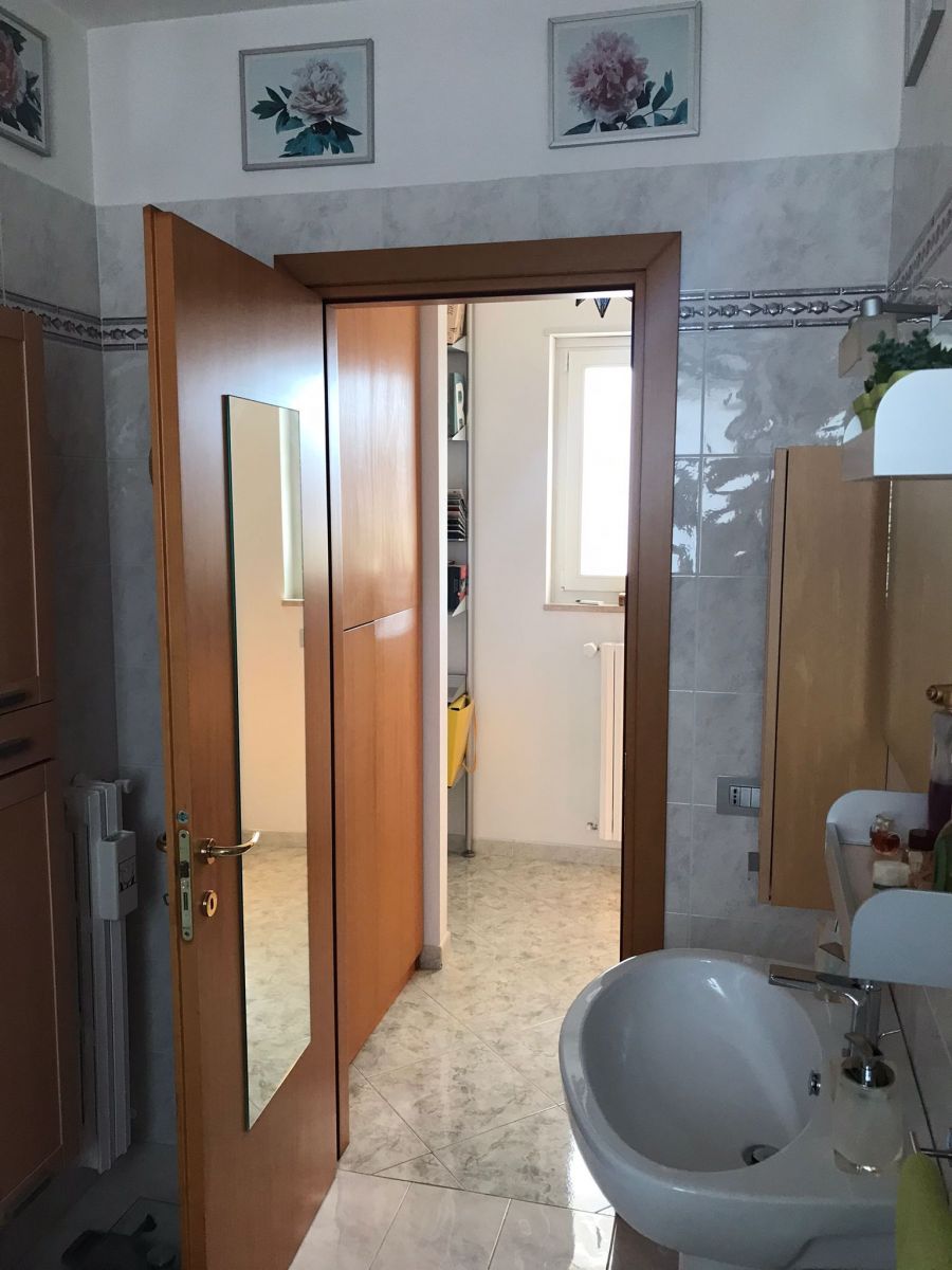 Appartamento di  3 vani /95 mq  a Capurso (zona Vicinanze Via Epifania)