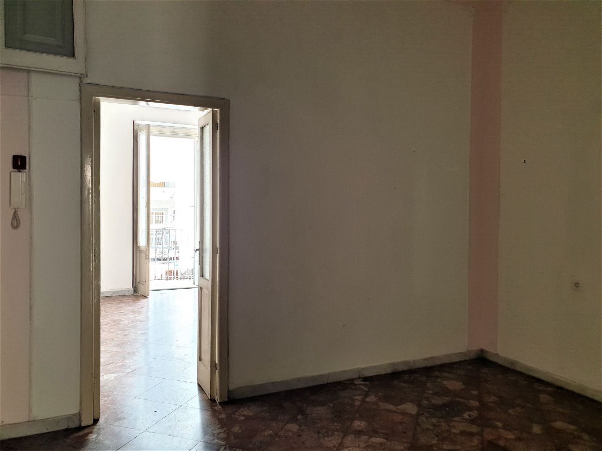 Appartamento di 4 vani/97 mq e 2 locali accessori a Bari - Libertà 