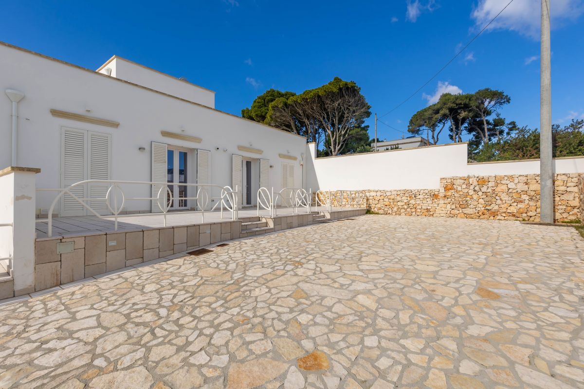 Villa (zona residenziale) di  6 vani /213 mq  a Castrignano del Capo (zona SANTA MARIA DI LEUCA)