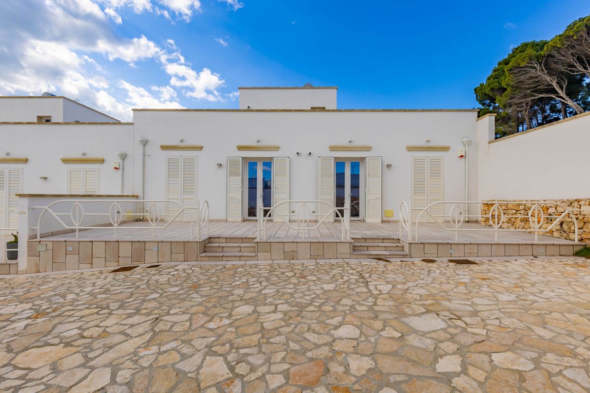 Villa (zona residenziale) di  6 vani /213 mq  a Castrignano del Capo (zona SANTA MARIA DI LEUCA)