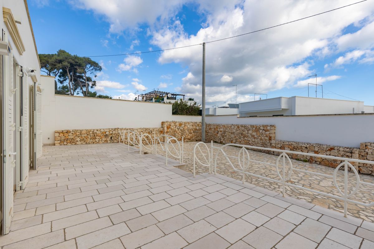 Villa (zona residenziale) di  6 vani /213 mq  a Castrignano del Capo (zona SANTA MARIA DI LEUCA)