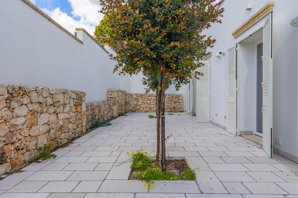 Villa (zona residenziale) di  6 vani /213 mq  a Castrignano del Capo (zona SANTA MARIA DI LEUCA)