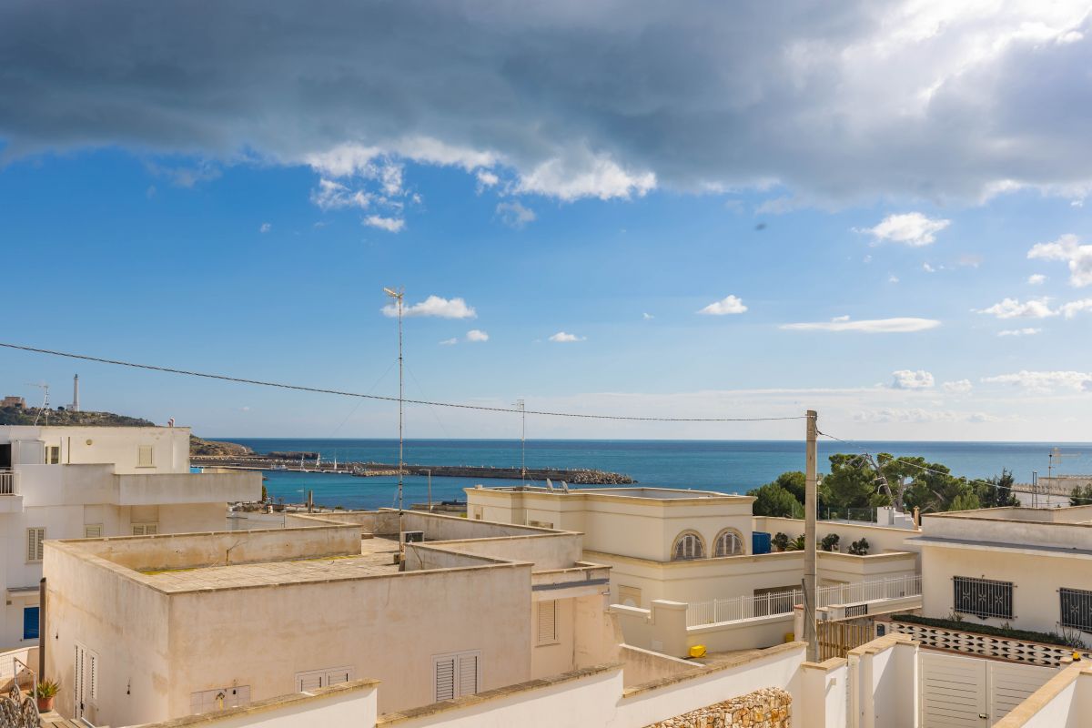 Villa (zona residenziale) di  6 vani /213 mq  a Castrignano del Capo (zona SANTA MARIA DI LEUCA)