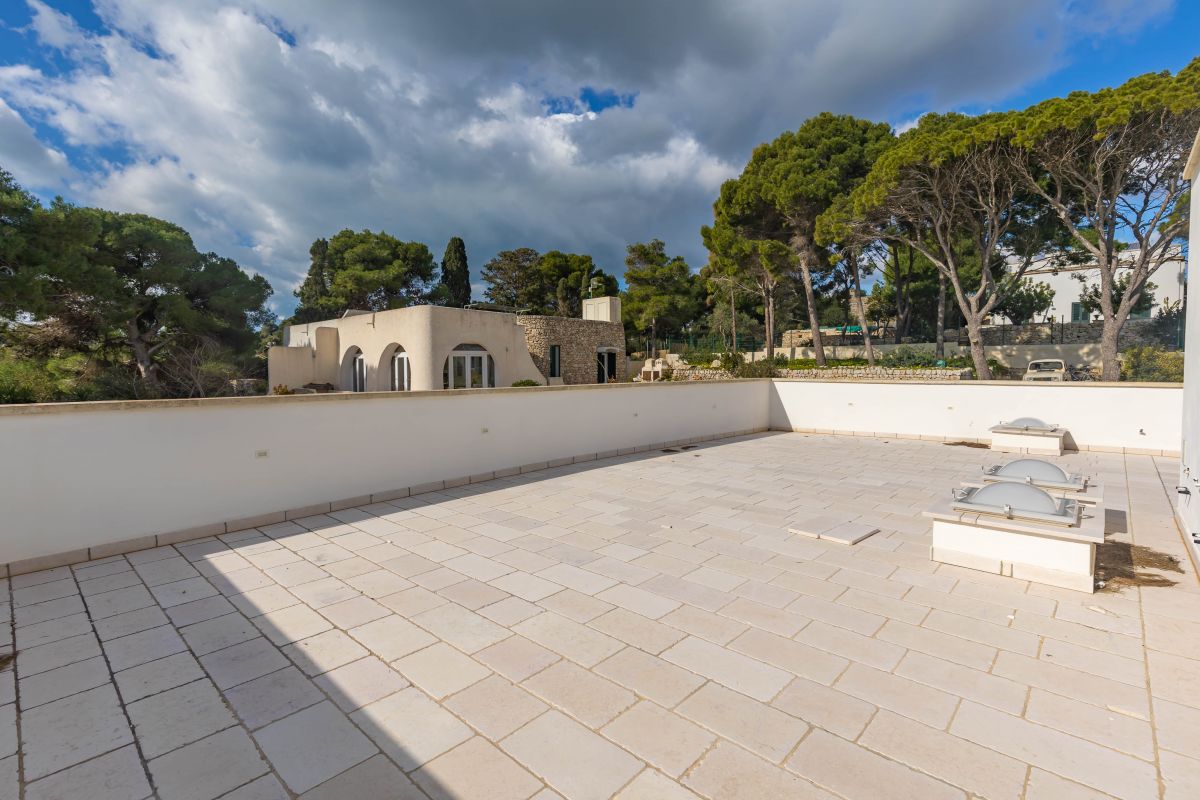 Villa (zona residenziale) di  6 vani /213 mq  a Castrignano del Capo (zona SANTA MARIA DI LEUCA)