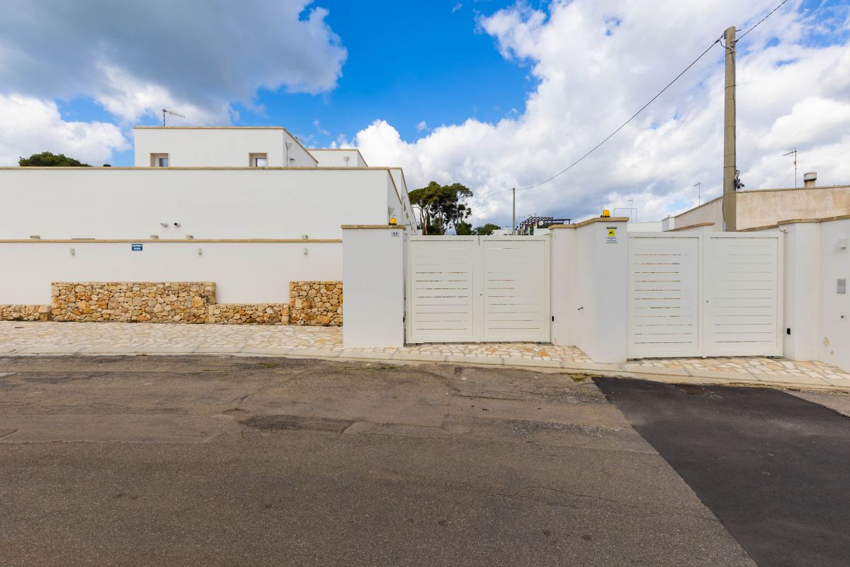 Villa (zona residenziale) di  6 vani /213 mq  a Castrignano del Capo (zona SANTA MARIA DI LEUCA)