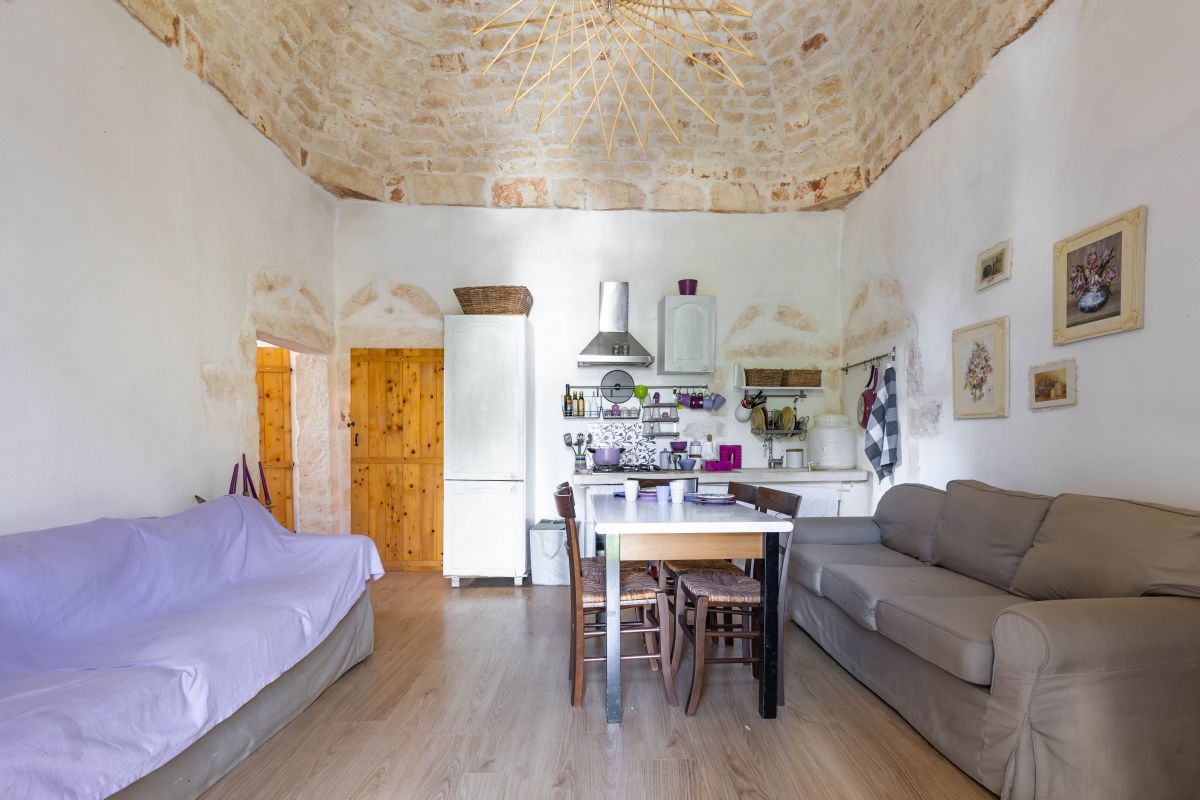 Casa indipendente di  3 vani /80 mq  a Ostuni (zona CONTRADA CERVAROLO)