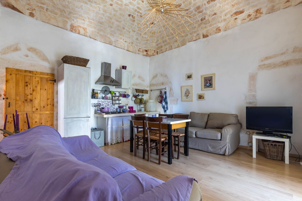 Casa indipendente di  3 vani /80 mq  a Ostuni (zona CONTRADA CERVAROLO)