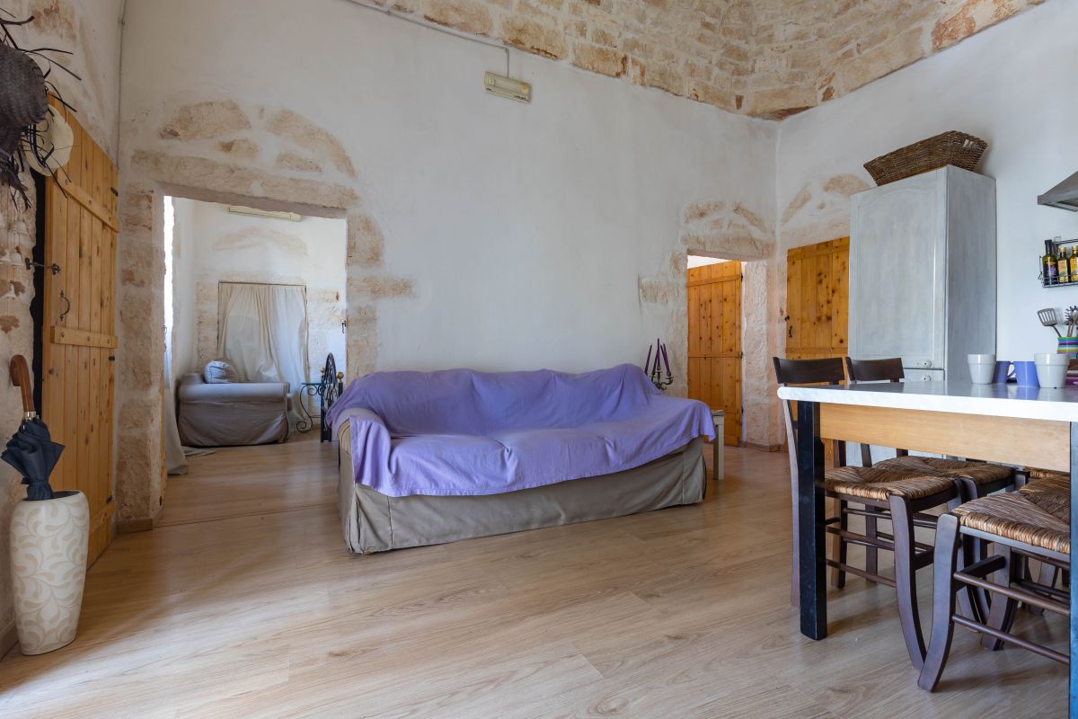 Casa indipendente di  3 vani /80 mq  a Ostuni (zona CONTRADA CERVAROLO)