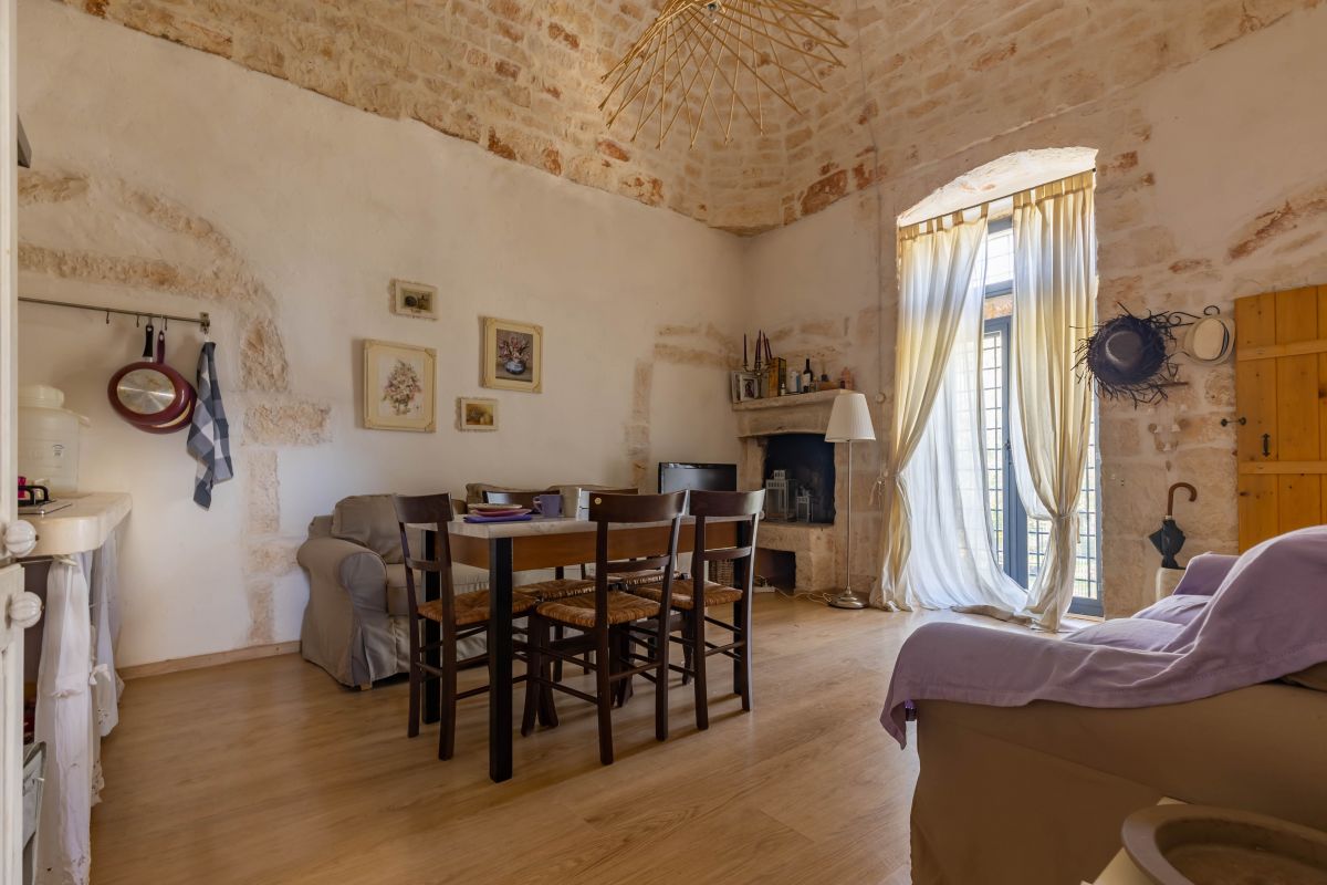 Casa indipendente di  3 vani /80 mq  a Ostuni (zona CONTRADA CERVAROLO)