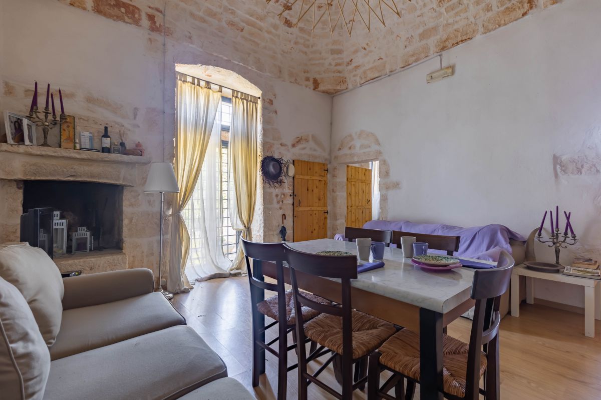 Casa indipendente di  3 vani /80 mq  a Ostuni (zona CONTRADA CERVAROLO)