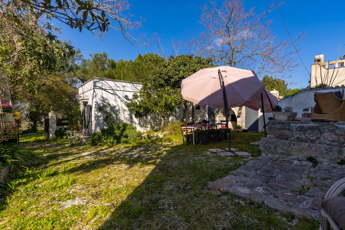 Casa indipendente di  3 vani /80 mq  a Ostuni (zona CONTRADA CERVAROLO)