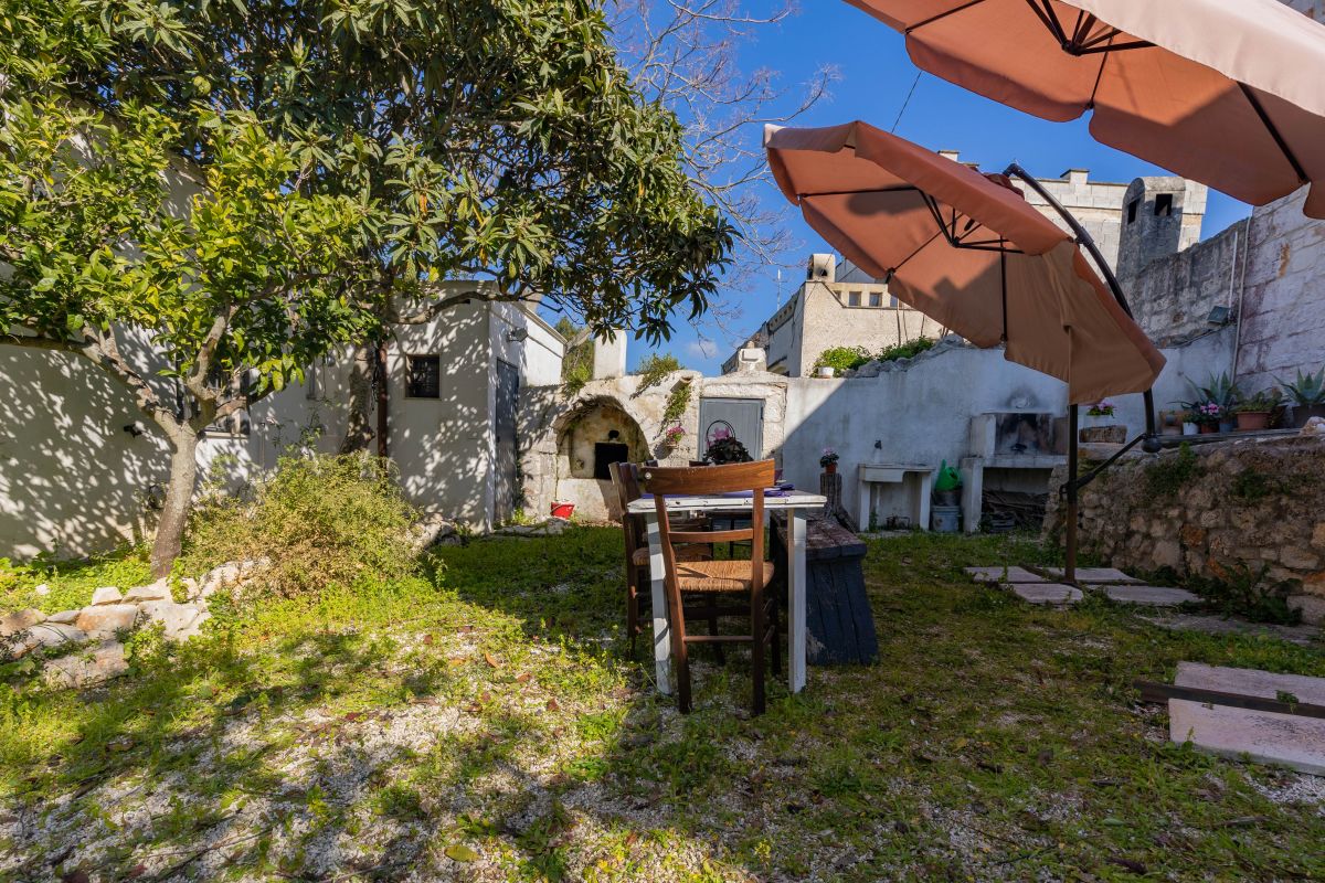 Casa indipendente di  3 vani /80 mq  a Ostuni (zona CONTRADA CERVAROLO)