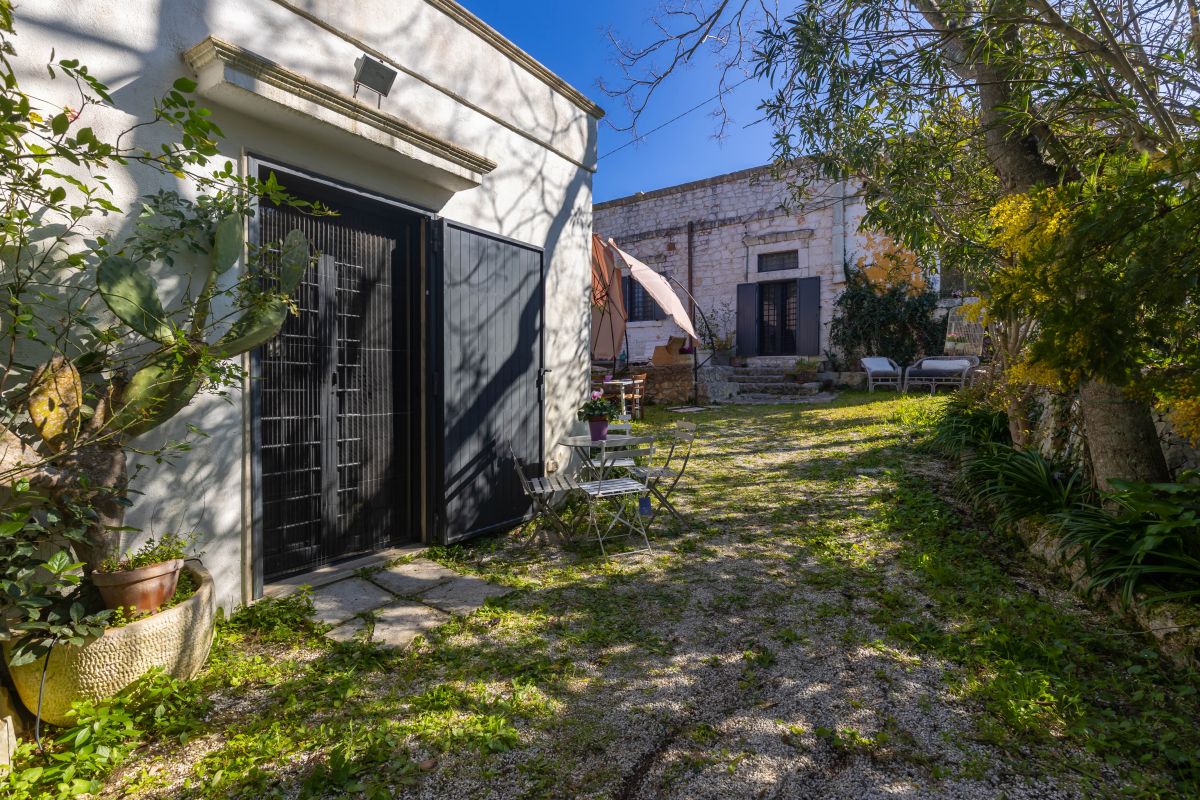 Casa indipendente di  3 vani /80 mq  a Ostuni (zona CONTRADA CERVAROLO)