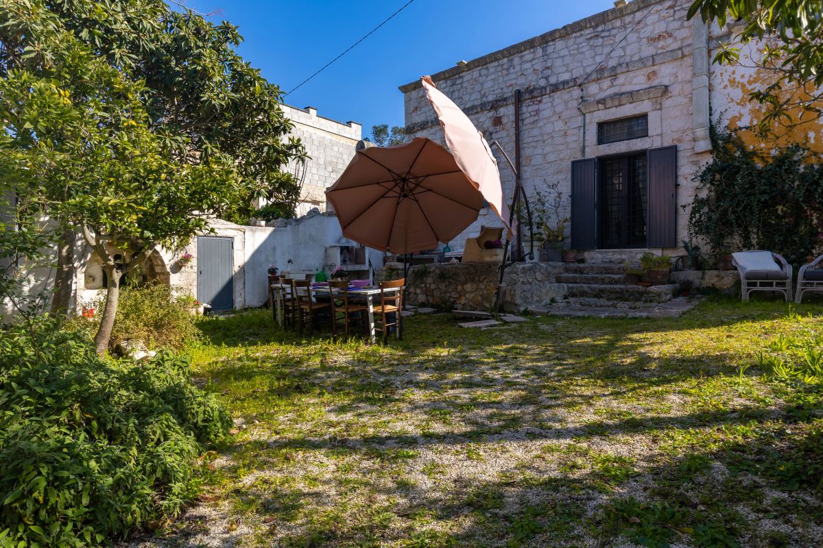 Casa indipendente di  3 vani /80 mq  a Ostuni (zona CONTRADA CERVAROLO)