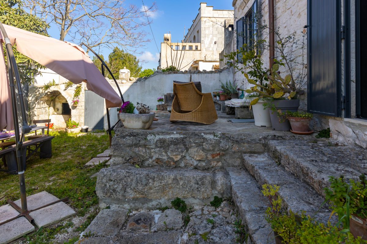 Casa indipendente di  3 vani /80 mq  a Ostuni (zona CONTRADA CERVAROLO)