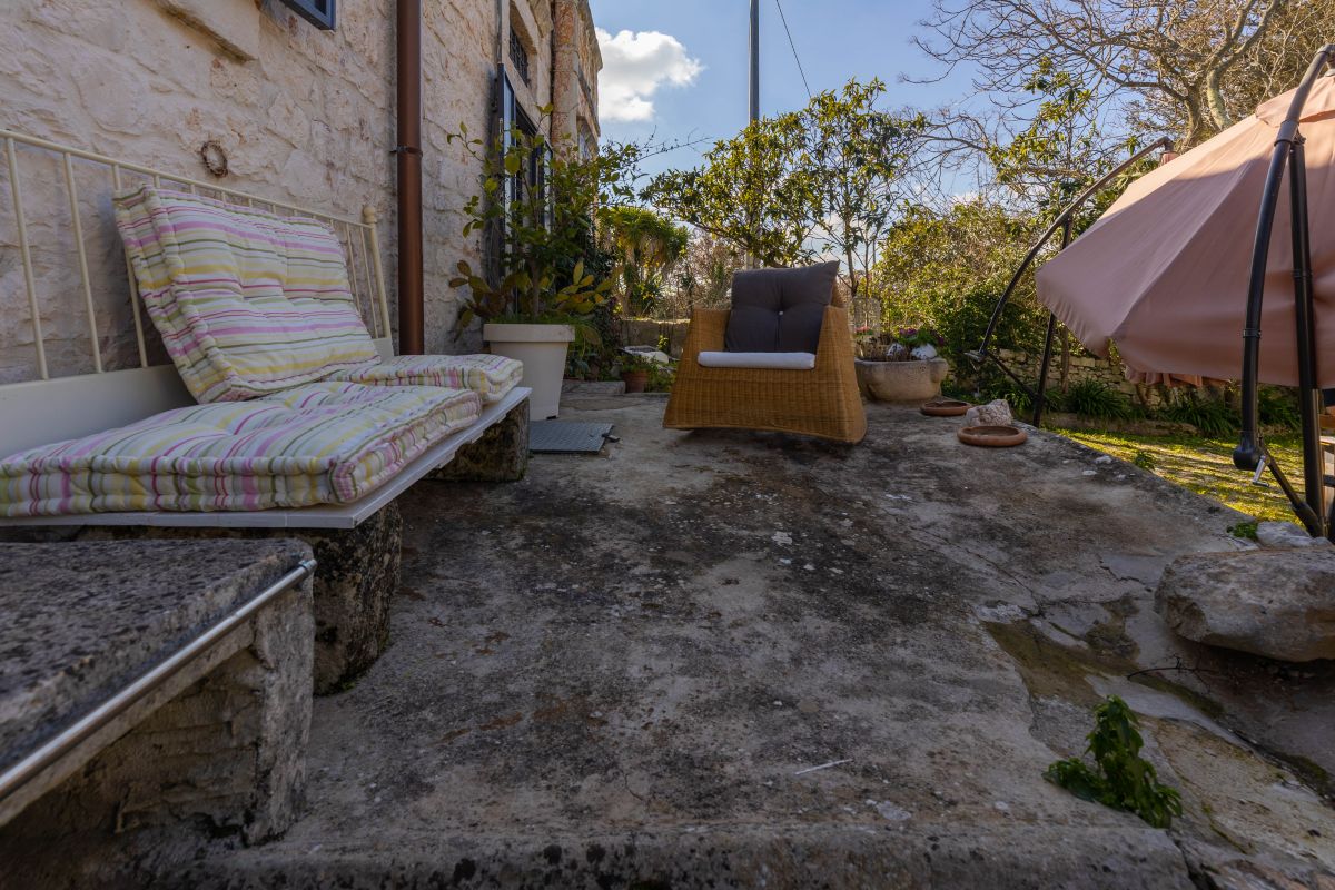 Casa indipendente di  3 vani /80 mq  a Ostuni (zona CONTRADA CERVAROLO)