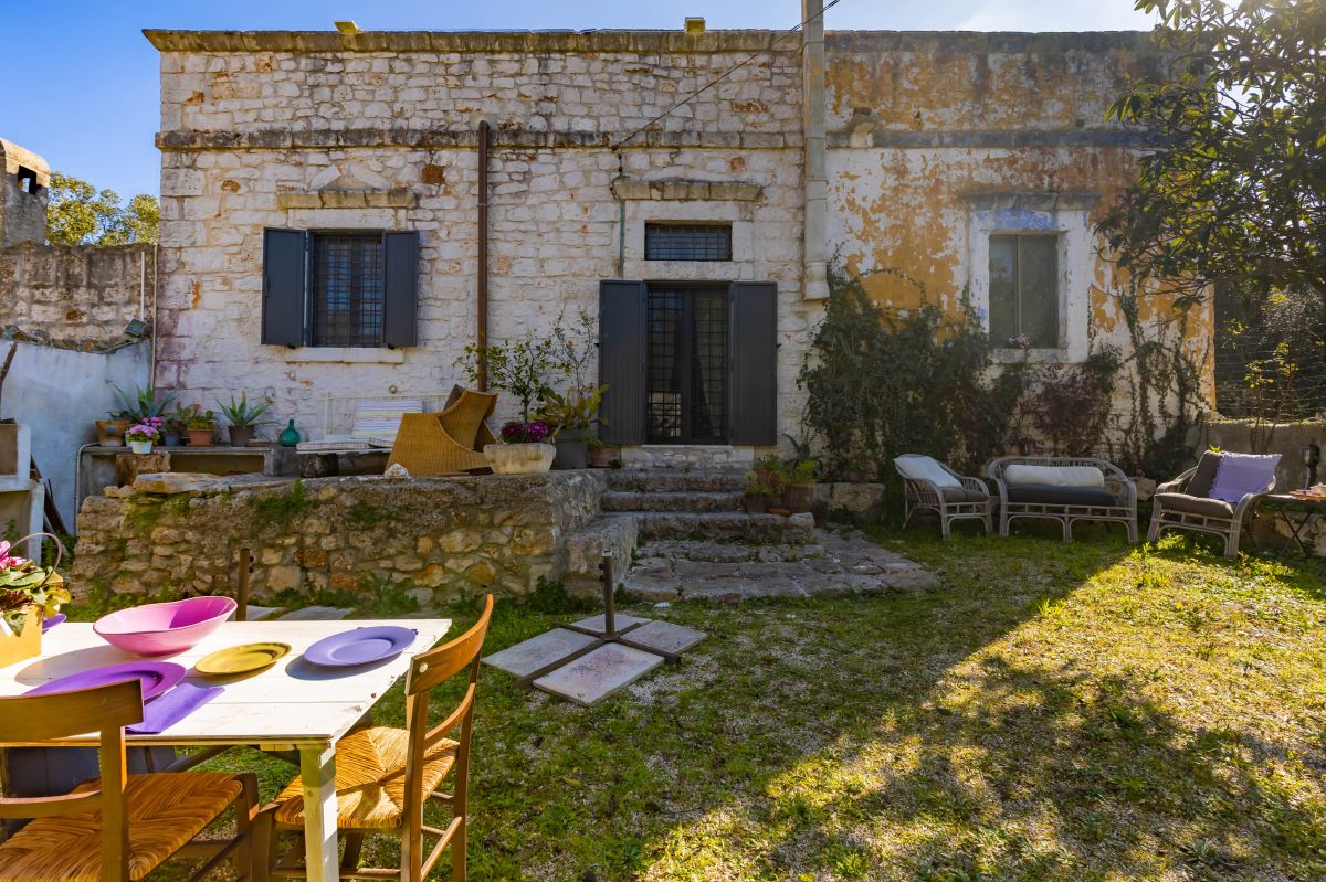 Casa indipendente di  3 vani /80 mq  a Ostuni (zona CONTRADA CERVAROLO)