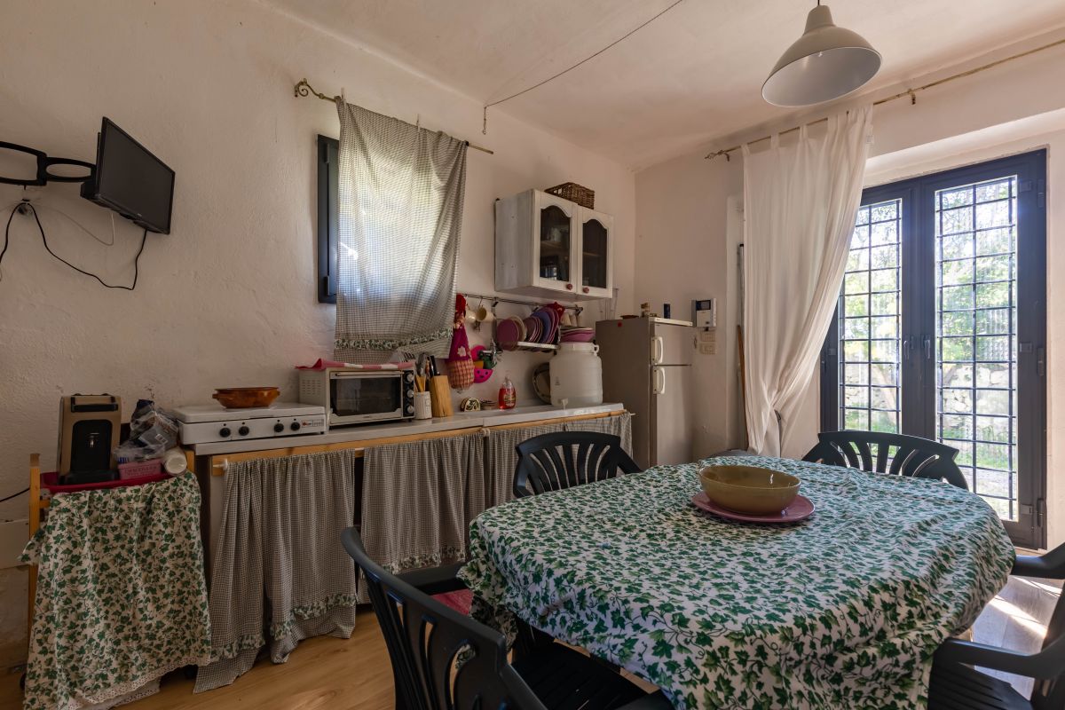 Casa indipendente di  3 vani /80 mq  a Ostuni (zona CONTRADA CERVAROLO)