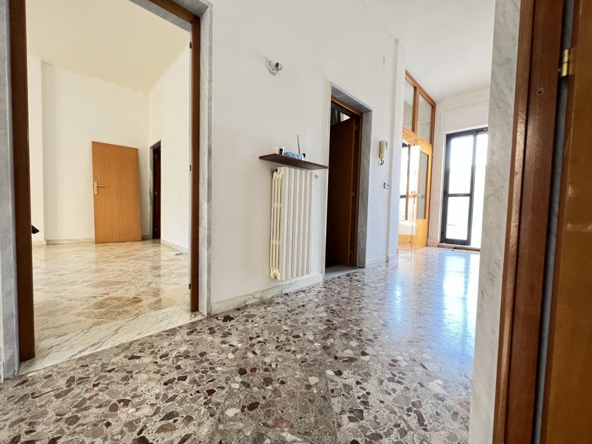 Casa indipendente di  3 vani /200 mq  a Cassano delle Murge (zona Centrale)