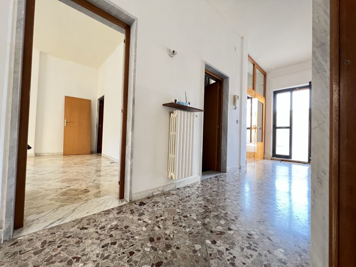 Casa indipendente di  3 vani /200 mq  a Cassano delle Murge (zona Centrale)