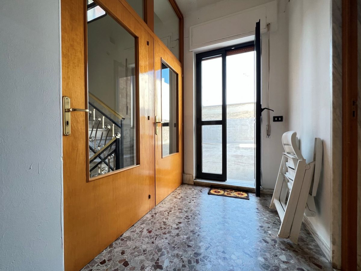 Casa indipendente di  3 vani /200 mq  a Cassano delle Murge (zona Centrale)