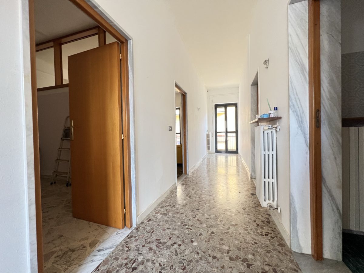 Casa indipendente di  3 vani /200 mq  a Cassano delle Murge (zona Centrale)