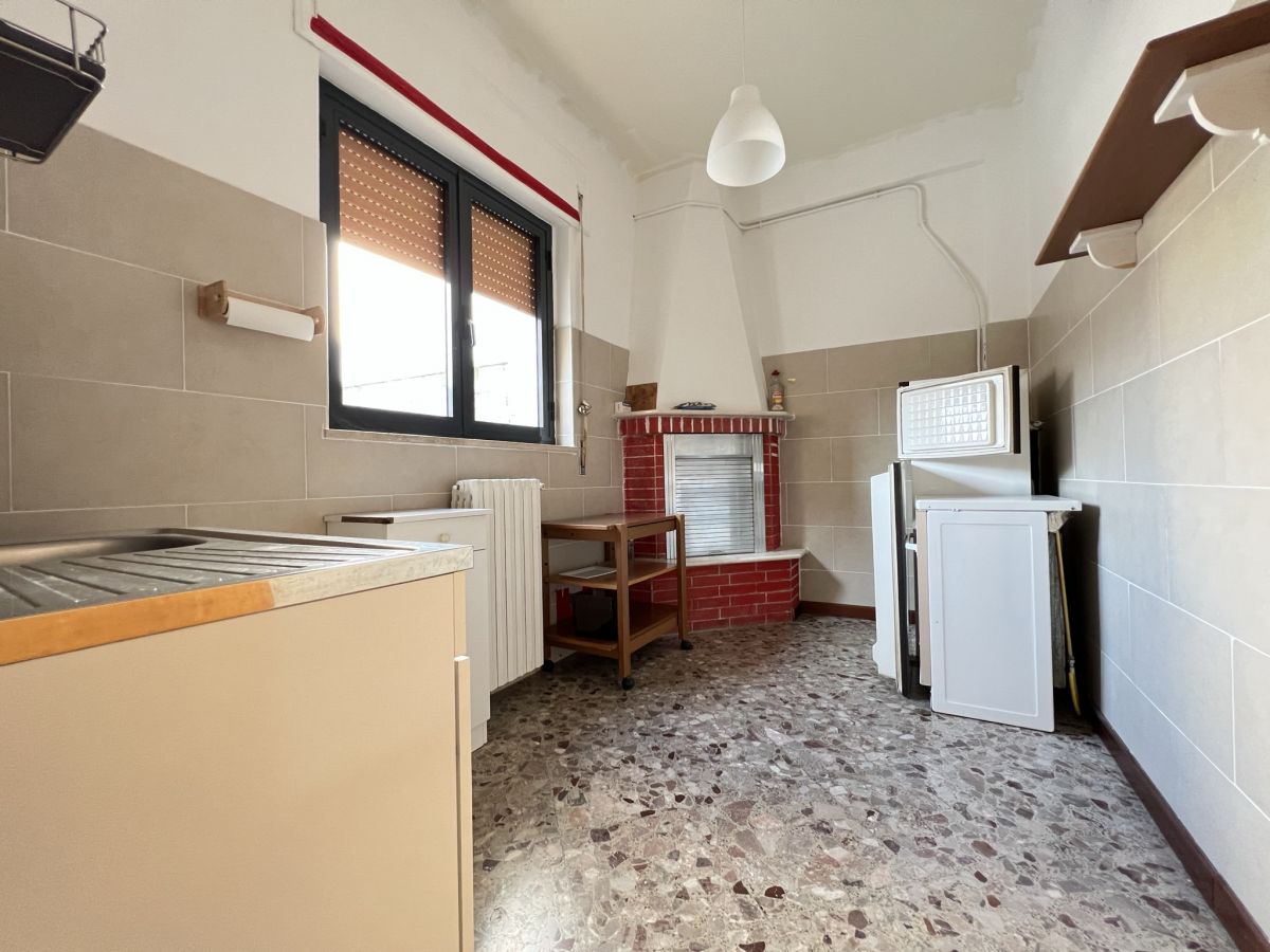 Casa indipendente di  3 vani /200 mq  a Cassano delle Murge (zona Centrale)