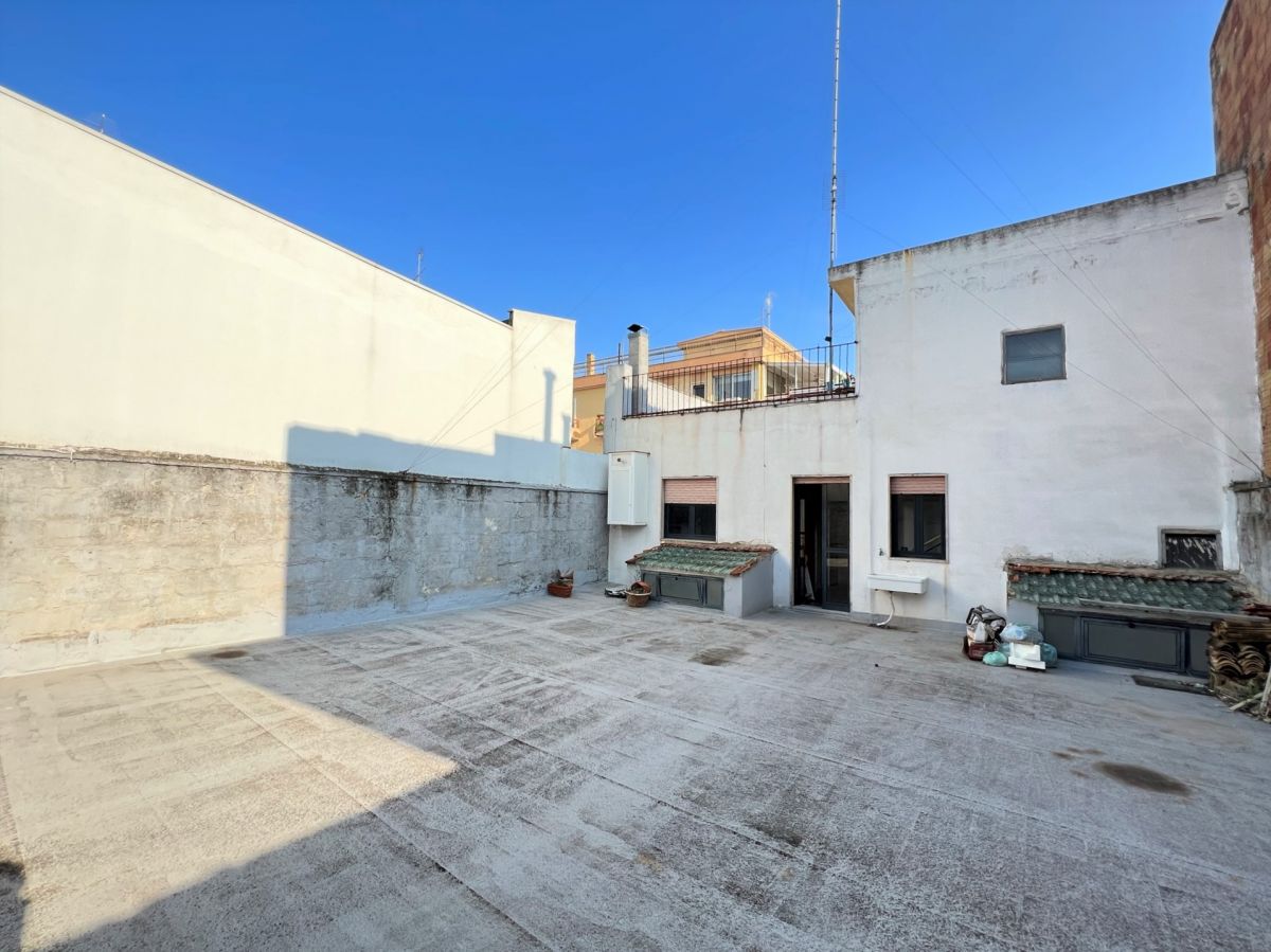 Casa indipendente di  3 vani /200 mq  a Cassano delle Murge (zona Centrale)