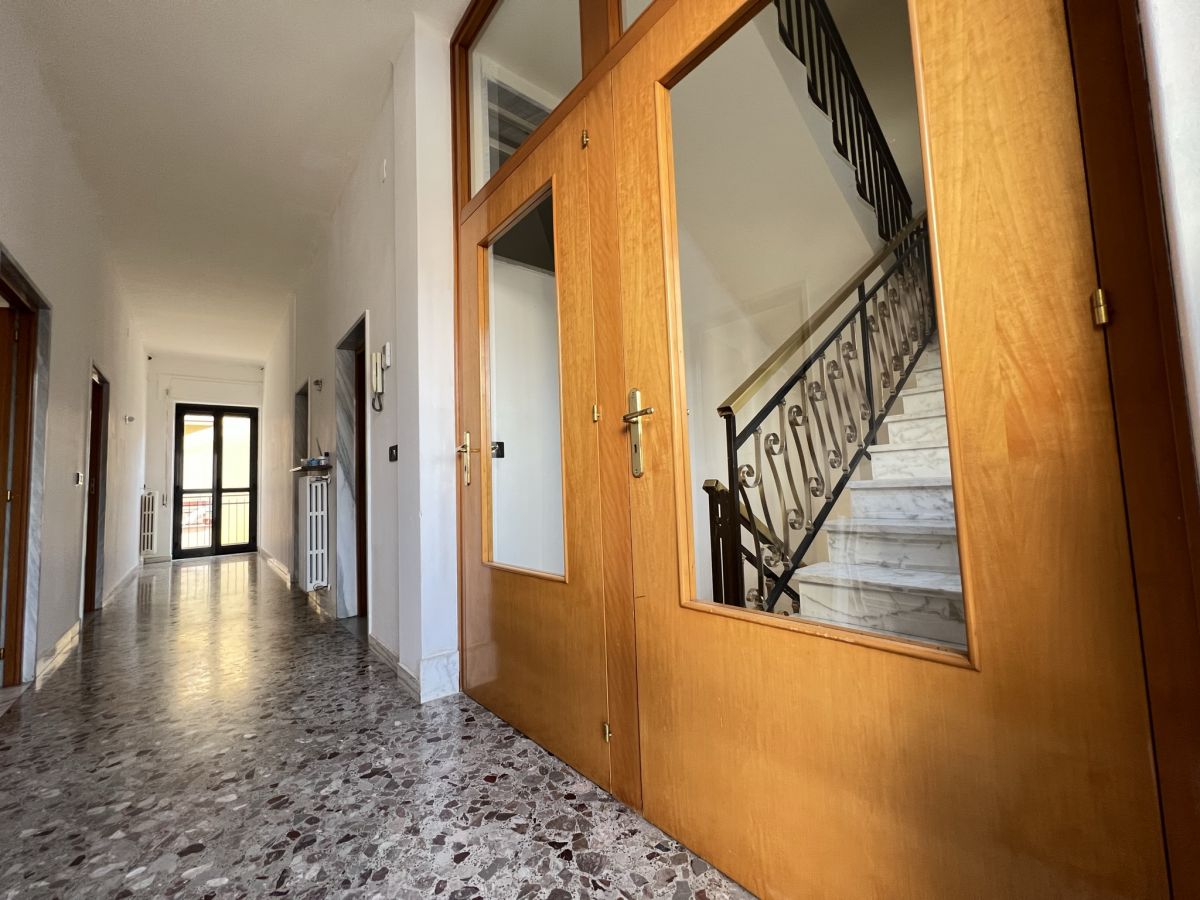 Casa indipendente di  3 vani /200 mq  a Cassano delle Murge (zona Centrale)