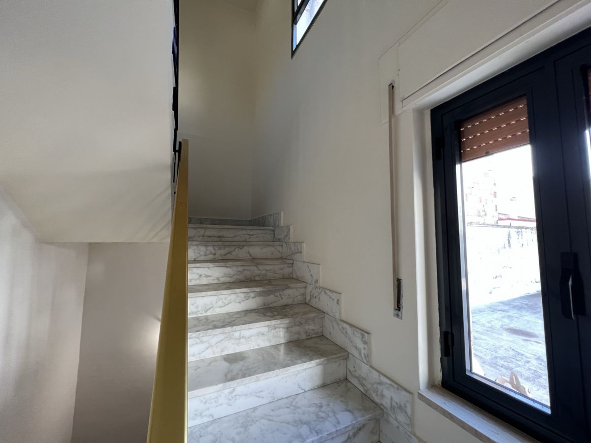 Casa indipendente di  3 vani /200 mq  a Cassano delle Murge (zona Centrale)