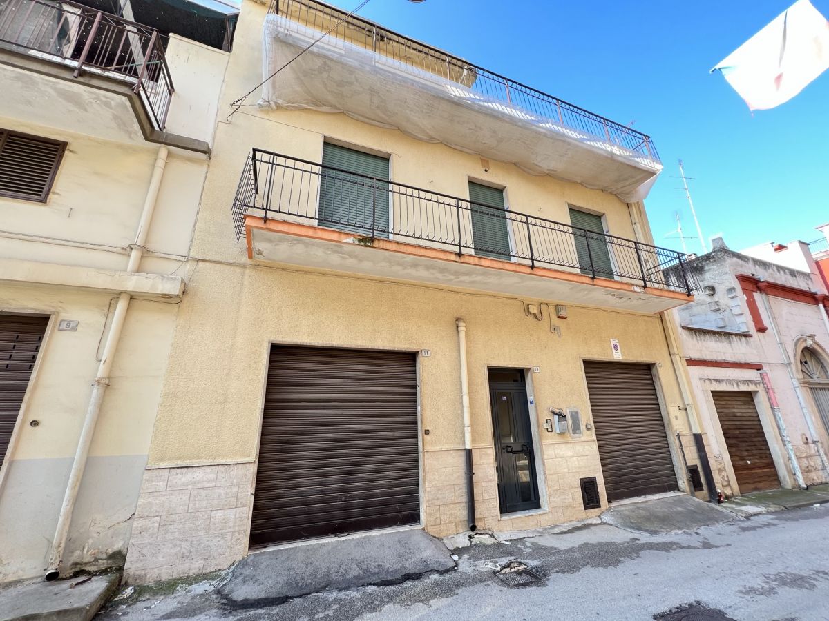 Casa indipendente di  3 vani /200 mq  a Cassano delle Murge (zona Centrale)