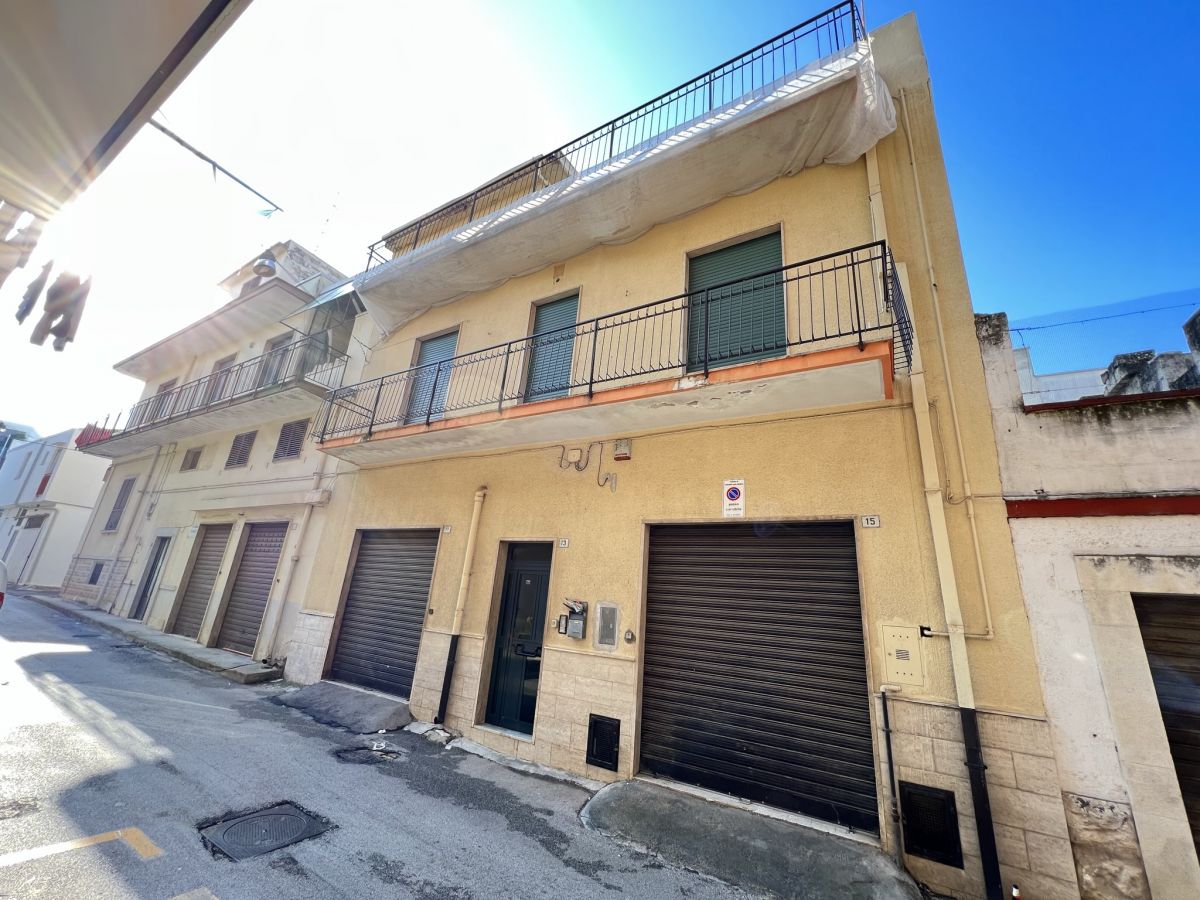 Casa indipendente di  3 vani /200 mq  a Cassano delle Murge (zona Centrale)