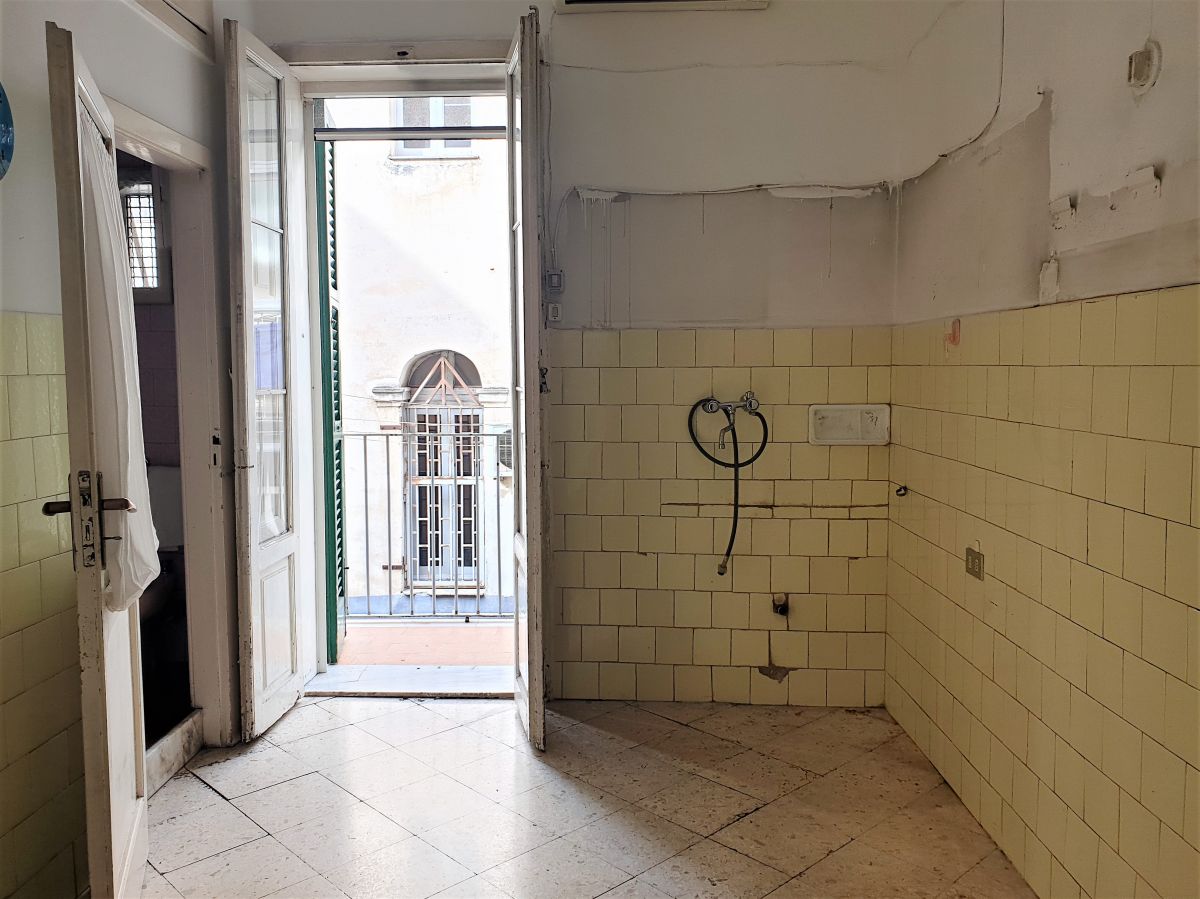 Appartamento di 4 vani/97 mq e 2 locali accessori a Bari - Libertà 