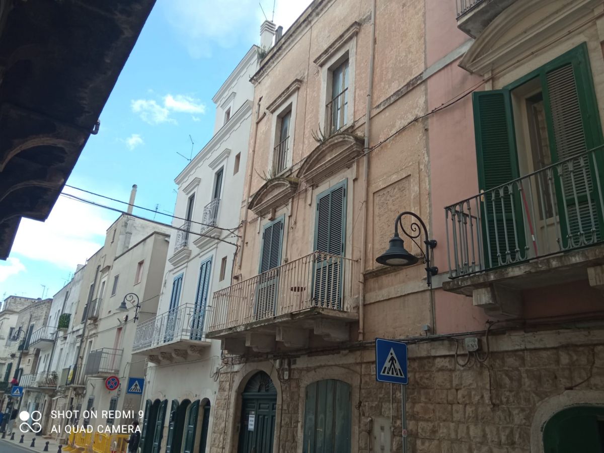 Palazzo / Stabile di  6 vani /378 mq  a Noicattaro (zona zona piazza )