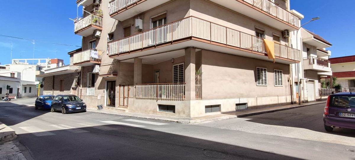 Appartamento di  4 vani /128 mq  a Modugno (zona VIA PARADISO)