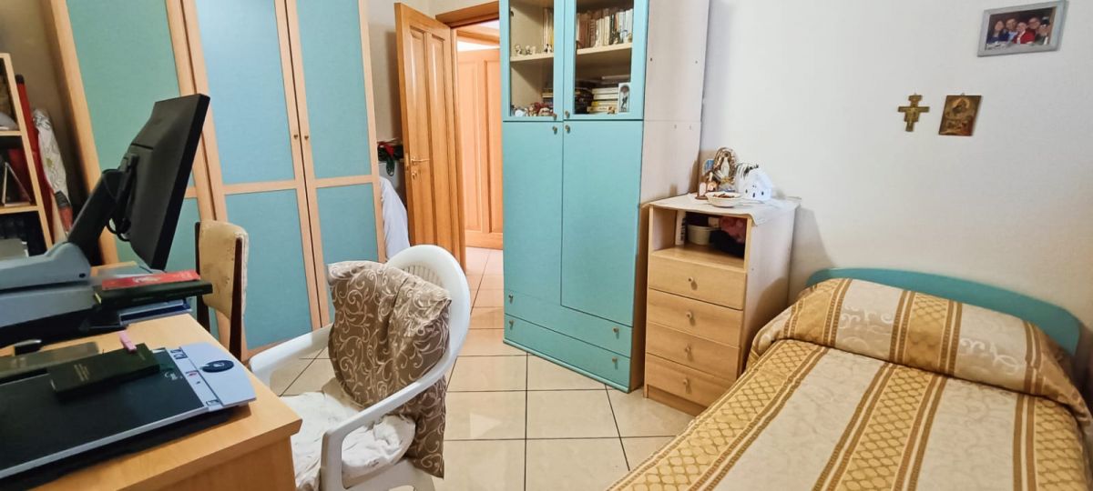 Appartamento di  4 vani /128 mq  a Modugno (zona VIA PARADISO)