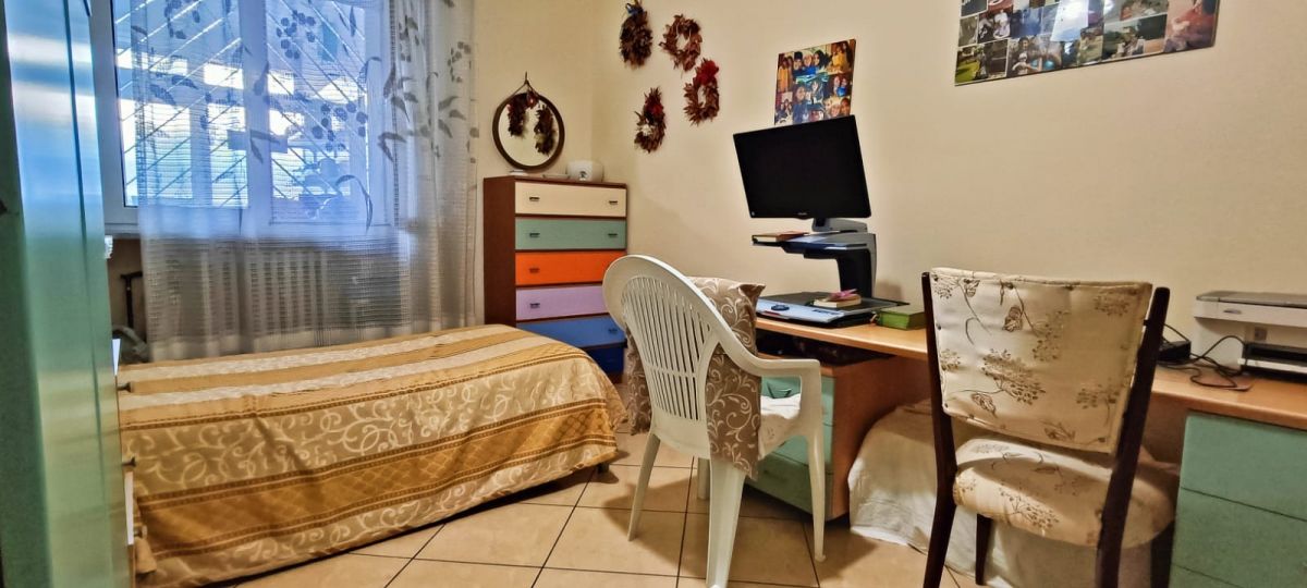 Appartamento di  4 vani /128 mq  a Modugno (zona VIA PARADISO)