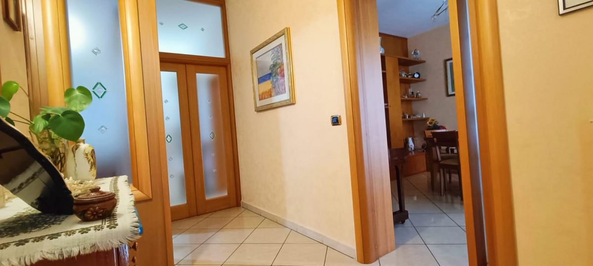 Appartamento di  4 vani /128 mq  a Modugno (zona VIA PARADISO)