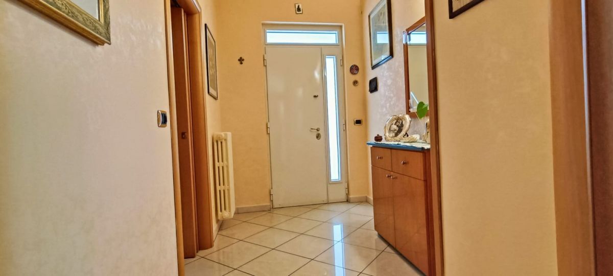 Appartamento di  4 vani /128 mq  a Modugno (zona VIA PARADISO)