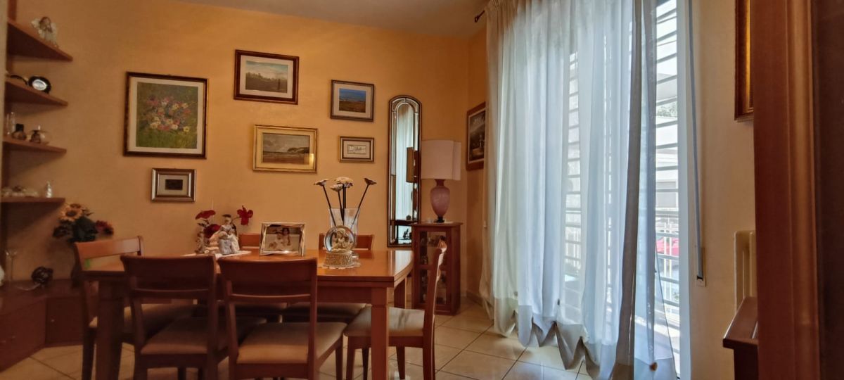 Appartamento di  4 vani /128 mq  a Modugno (zona VIA PARADISO)