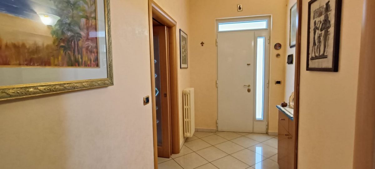 Appartamento di  4 vani /128 mq  a Modugno (zona VIA PARADISO)