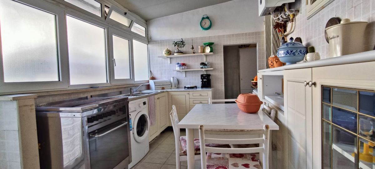 Appartamento di  4 vani /128 mq  a Modugno (zona VIA PARADISO)